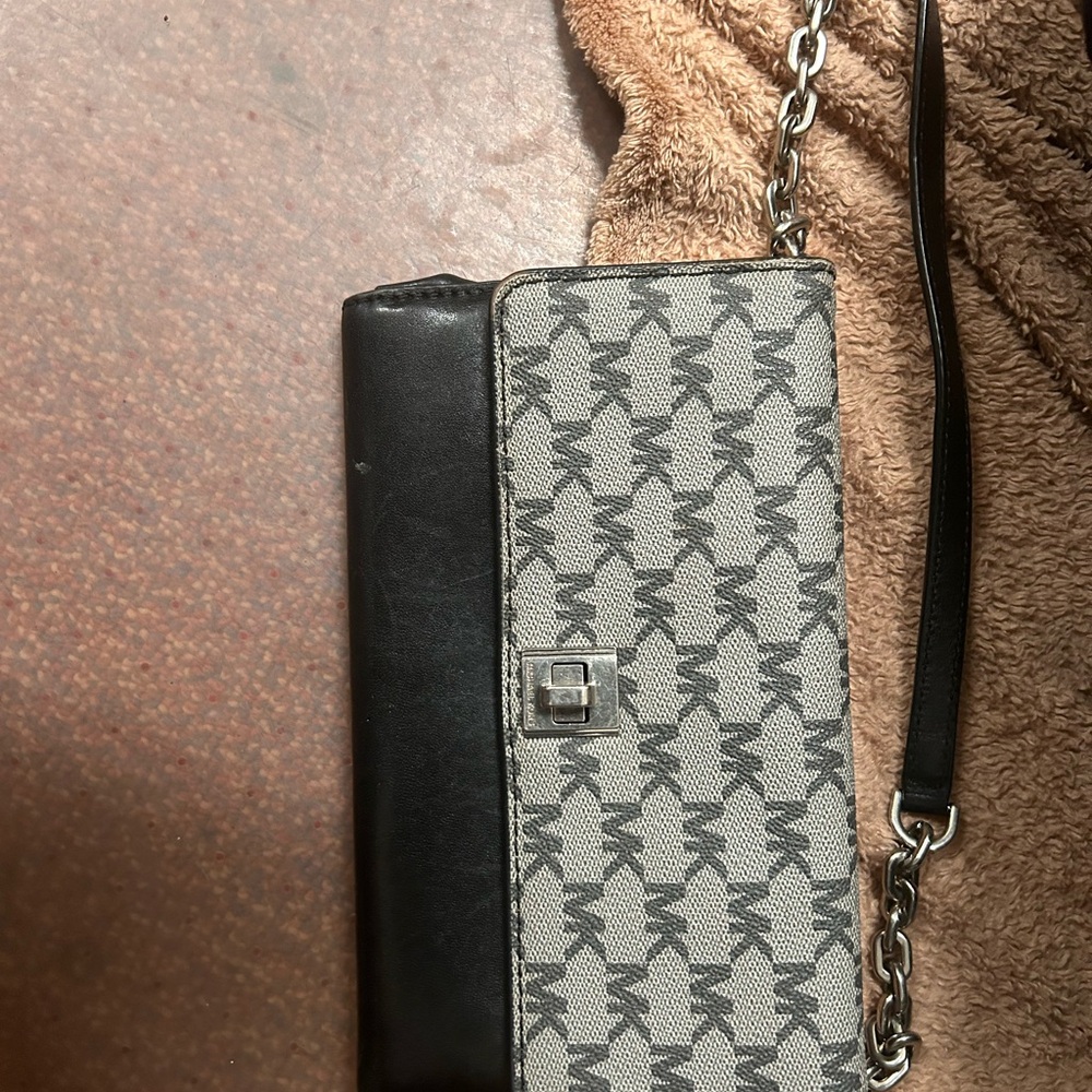 Michael Kors Bags - Picture 4 of 8